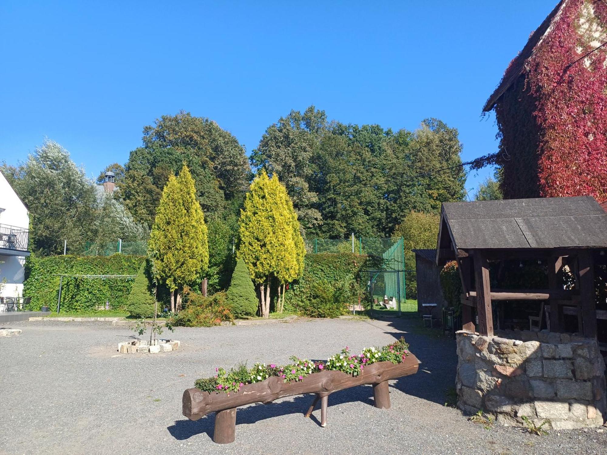 Gosciniec Solan Hotel Jeleniow Exterior foto